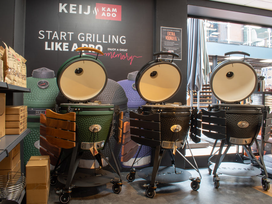 Kamado's van verschillende merken naast elkaar opgesteld in de winkel van Geels in Bennekom